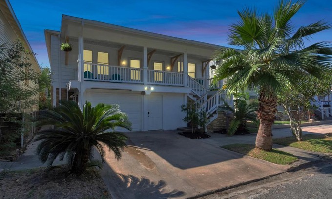 San Jacinto House | Sleeps 19! 3 Kitchens, LR's, 4 BR 4.5 BTH - Beauty