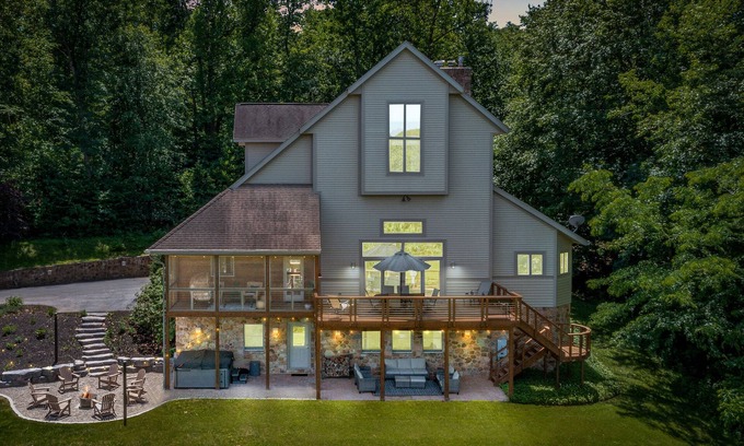 Rexmont House | Sleeps 19+, Horse barn, Hot Tub, Swing Set, Toy Room