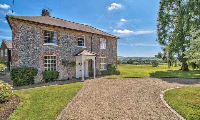 North Stoke Villa | Sleeps 28 - Stunning Country House with Pool & Sauna