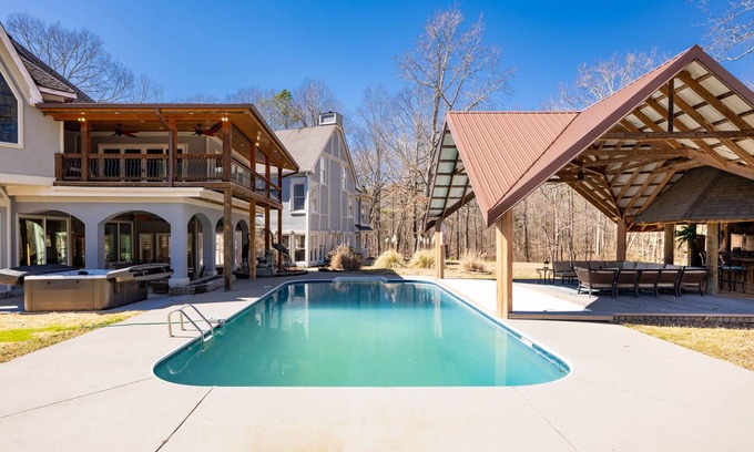 McDonald House | Sleeps 29~Pool~Tiki Bar~Hot Tub~Gym~Dogs Welcome!