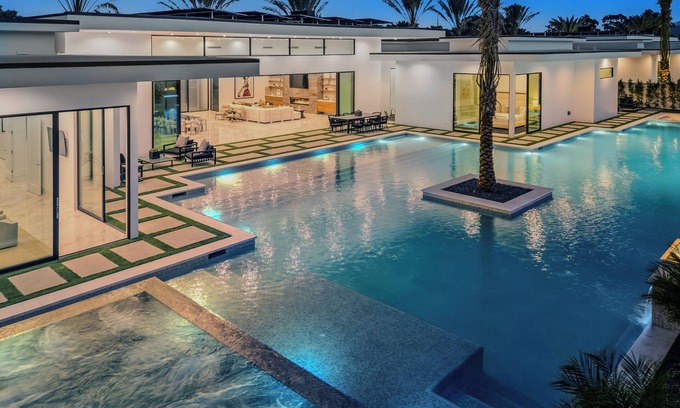 Indio House | Sleeps 31 | 2 Luxury Villas w/Pool + Spa, Putting Green | Bravo by AvantStay