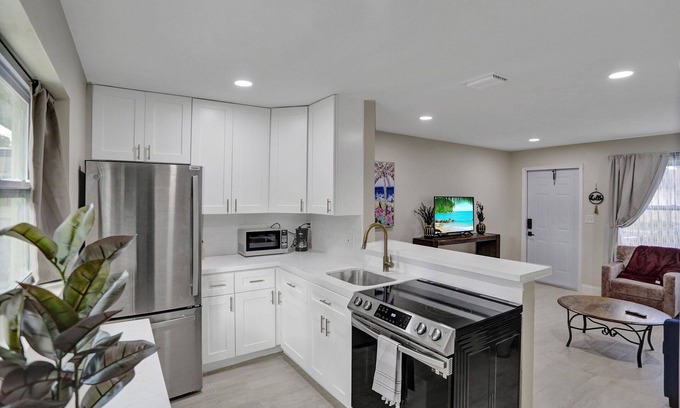 Central Oakland Park Villa | Sleeps 4! Renovated, fenced private yard/patio. Pet Friendly.