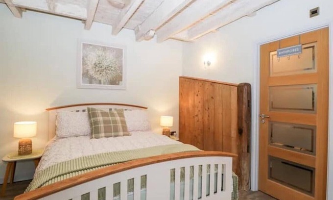 Callow End House | Sleeps 5 plus a child, fantastic location to visit Malvern and Worcester.