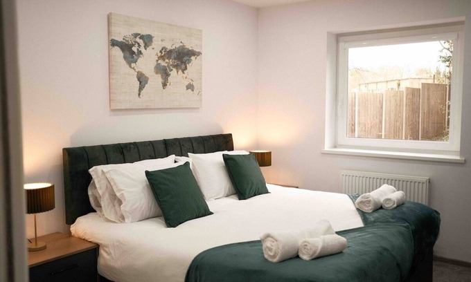 Peterborough Apartment | Sleeps 5 - Woodston Flat - Secure Parking
