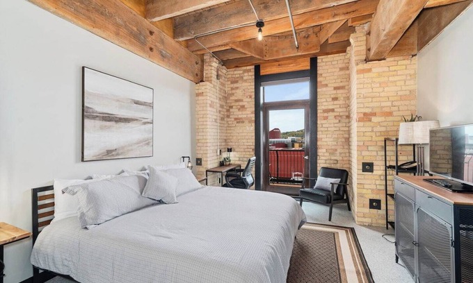 Canal Park Condo | Sleeps 6 in Canal Park with a Balcony