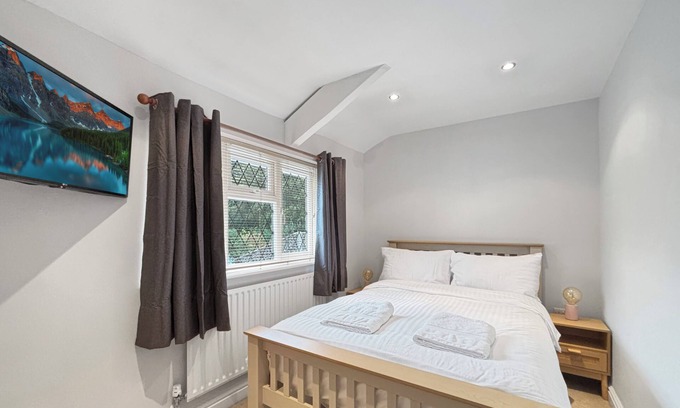 Grantham Cottage | Sleeps 6, lovely 3-bedroom cottage in Harlaxton Village