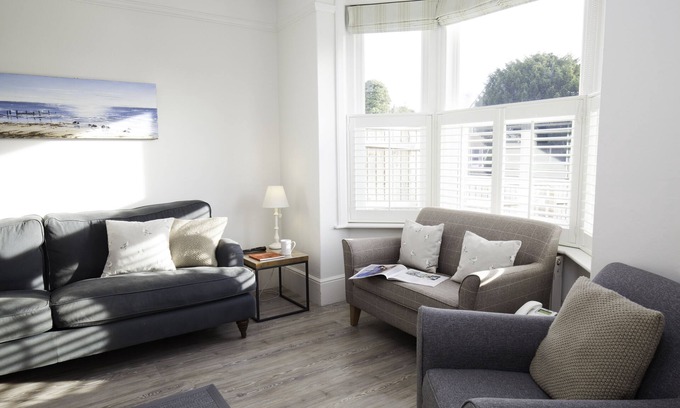 Bembridge House | Sleeps 8, 2 bathrooms, Bembridge village & beaches, Dog friendly garden