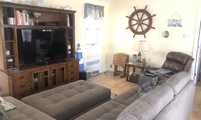 Long Beach House | Sleeps four. 1Bedroom King, 2 Bedroom one full one twin
