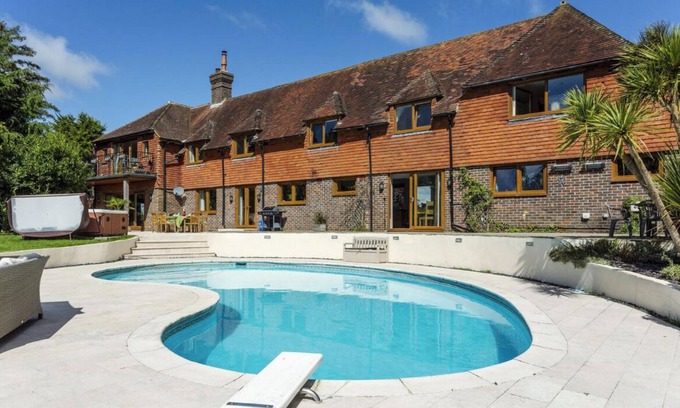 East Dean and Friston Villa | Sleeps10/18-Parking-Garden-Pool-HotTub-Balcony