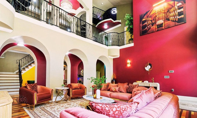 Frankfort House | Sleeps18~7500SqFt~Bourbon Trial~Creek~Sauna~Hot Tub~Themed Spaces~Luxe Amenities