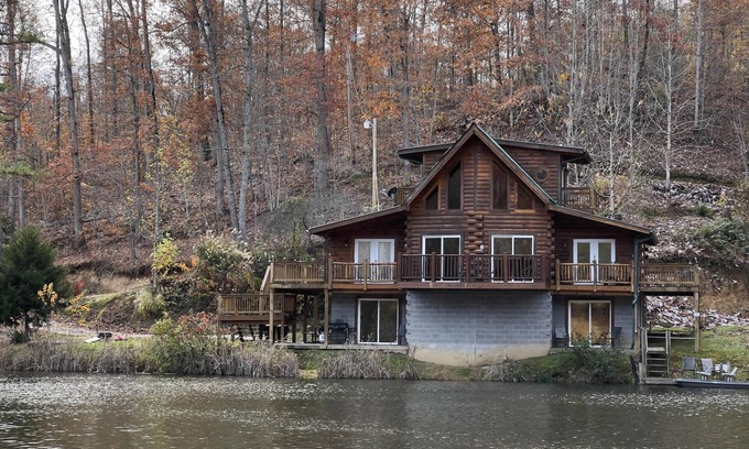 Beattyville Cabin | Sleepy Bear: Luxe cabin, private lake, hottub, caves, fast WiFi @ BearTrackLake