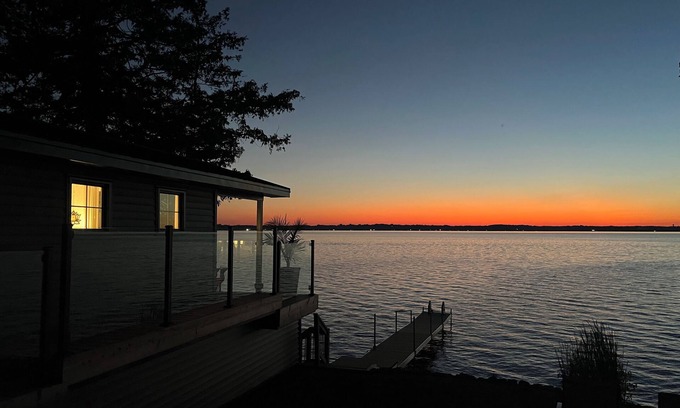 Scugog Cottage | Sleigh the Holidays! Entire Lakefront Cottage for a week over Xmas or NYE!