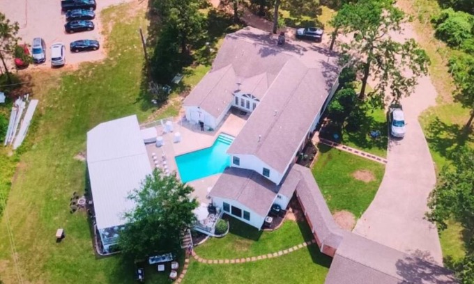 Magnolia House | Sleps 24 Destination Venue, Pool, Spa, Lake, Pet Friendly, KING & QUEEN Beds