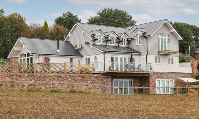 Rugeley Cottage | SLITTING MILL ANNEX, romantic, with hot tub in Rugeley