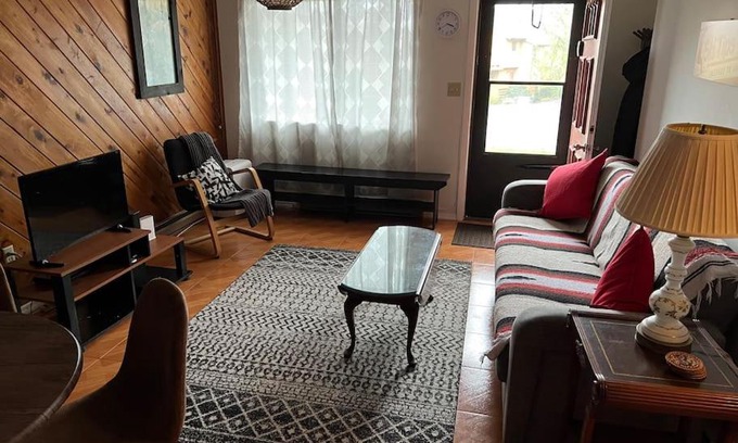 Hunter Apartment | Slopeside Condo with indoor fireplace
