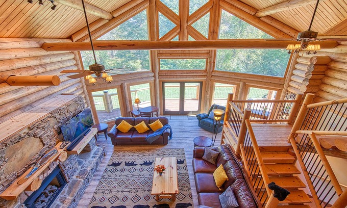 Sylva House | Slps 24 12m Town 7acre Huge Yard Theatre Gmroom