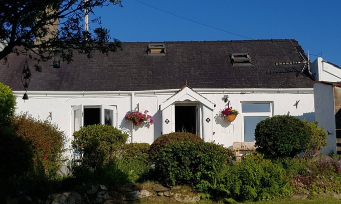 Caernarfon Cottage | Small and cosy traditional Welsh cottage, Carmel , Caernarfon