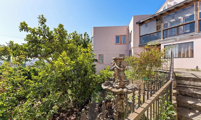 Mount Davidson Manor House | Small Cozy Space in Ingleside