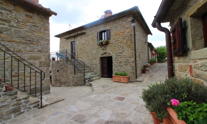 Pieve di Chio Apartment | Small house in an old hamlet with two double rooms, panoramic swimming pool in shared use. Quiet and