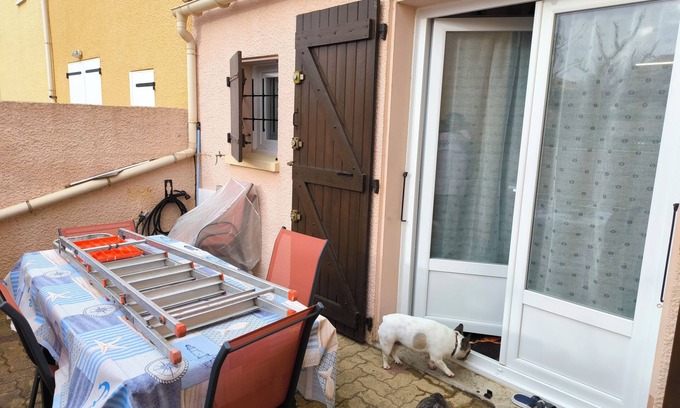 Saint-Pierre-la-Mer Condo | Small house on the seafront in a condominium Pets welcome