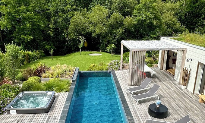 Biarritz Bed & Breakfast | Small house with pool and jacuzzi on the edge of a forest