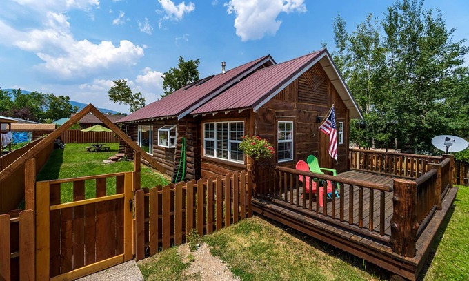 Red Lodge Cabin | Small log home in the heart of Little Italy