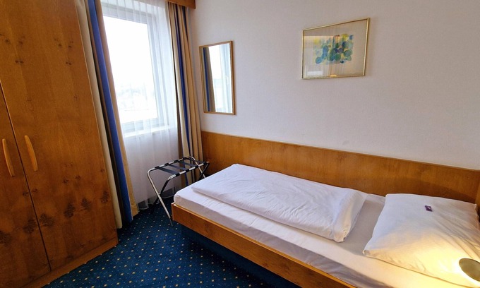 Strick Apartment | Small single room
