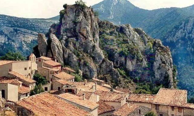 Rougon Apartment | Small stone Bastide at the bottom of a feudal castle, Grand Canyon Verdon view
