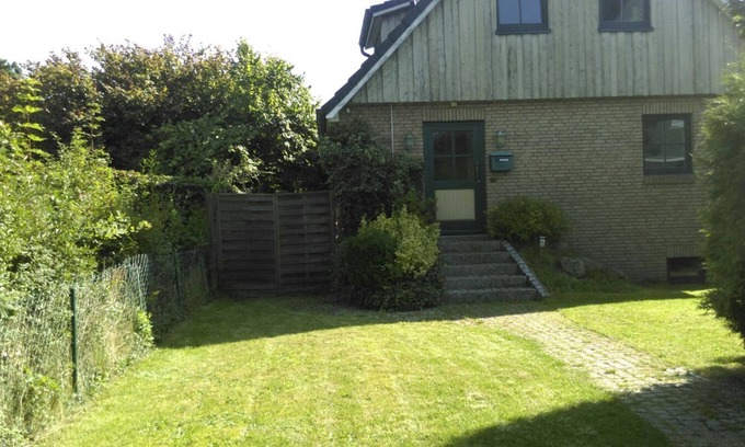 Neumuenster House | Small vacation apartment with garden view