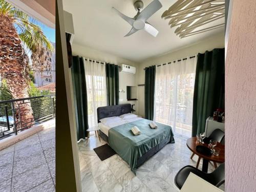 Historical Center Apartment | Smart Comfort Deluxe N1 private Balcony Bathroom Beach 250m Marina Port 800m