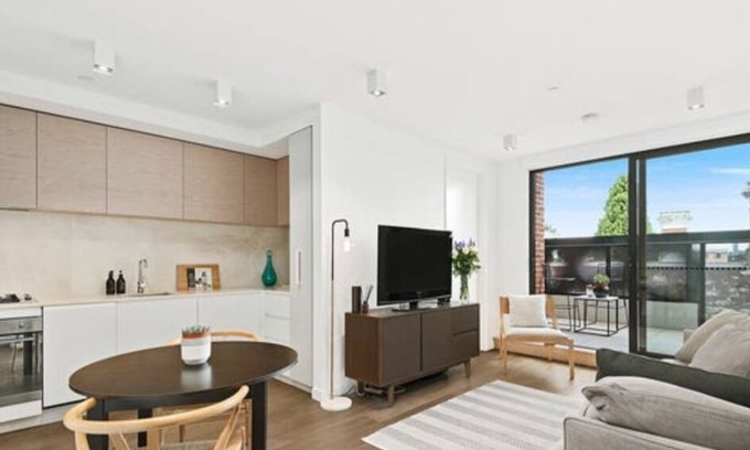 Hawthorn Apartment | Smart short term rental, with parking.