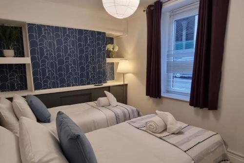 Port Talbot House | Smart Tv's in all 4 Bedrooms for your Convenience!