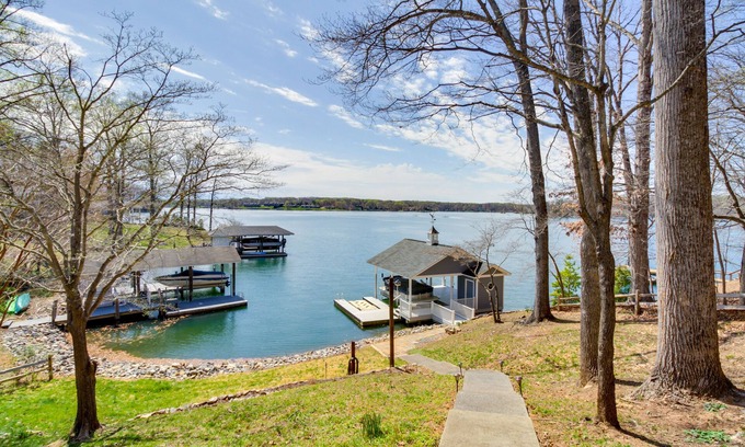 High Point House | Smith Mountain Lake Getaway w/Private Dock!