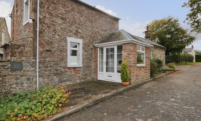 Welton House | SMITHY COTTAGE, family friendly, character holiday cottage in Dalston