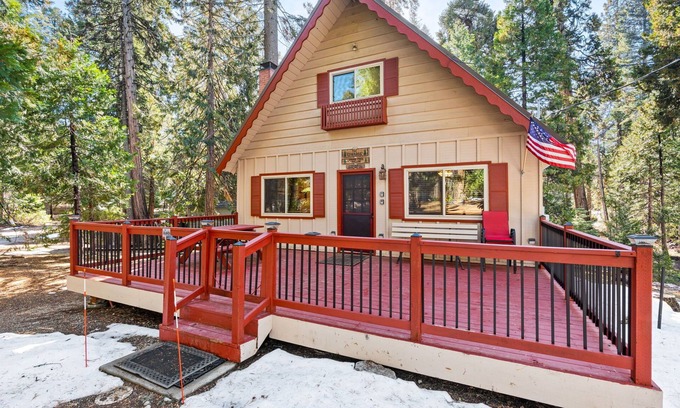 Sierra Cedars Cabin | Smoke Tree Hollow-A/C & newly updated!