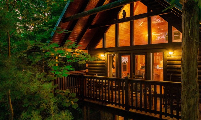 Black Bear Falls Cabin | 🏔SMOKY BEAR LODGE🐻 Hot Tub/Pool Access/Game Room