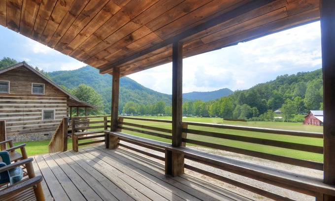 Bryson City House | Smoky Mountain Retreat #2 - Authentic Log Cabin in the great Smoky Mountains