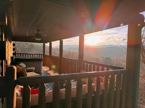 Gatlinburg - Pigeon Forge Ski Chalet | Smoky Paws - Exceptional Cabin, Stunning Mountain Views, Hot Tub, Tranquil, Gigabit Internet, Free L2 EV