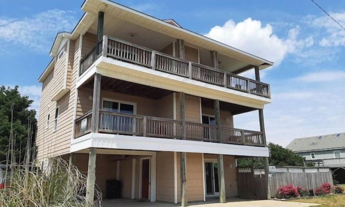 Kill Devil Hills House | Smooth Landing OBX. Steps to the beach!