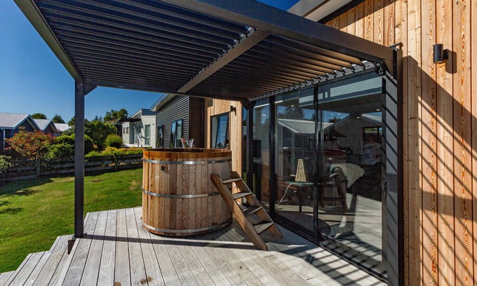 Ohakune House | SnoBox with Hot Tub - Sleeps 7 - Ohakune Holiday Home