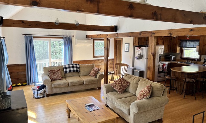 Intervale House | Snow Globe Chalet- minutes to Storyland, hiking, skiing, and Conway attractions!