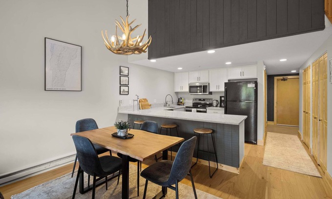 West Dover Apartment | Snow Tree Escape | @ Base of Mt.Snow w/Fireplace!