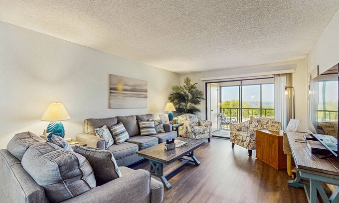 Port Charlotte Condo | Snowbird-Friendly Condo with Shared Pool, Central AC, & Washer/Dryer