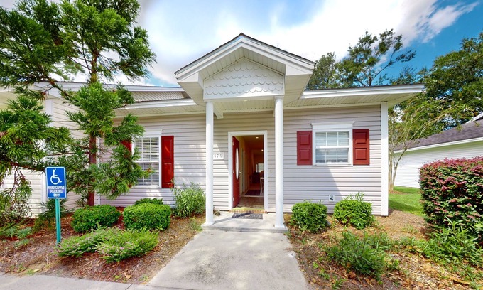 Dock Junction Condo | Snowbird-friendly end condo with back patio, washer/dryer, streaming, central AC