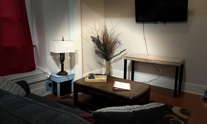 Crosstown House | Snowden duplex 1, a Quiet Getaway