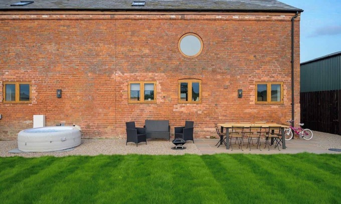 Wollerton Apartment | Snowdrop Barn : Hot Tub, Games Room, Pets welcome!