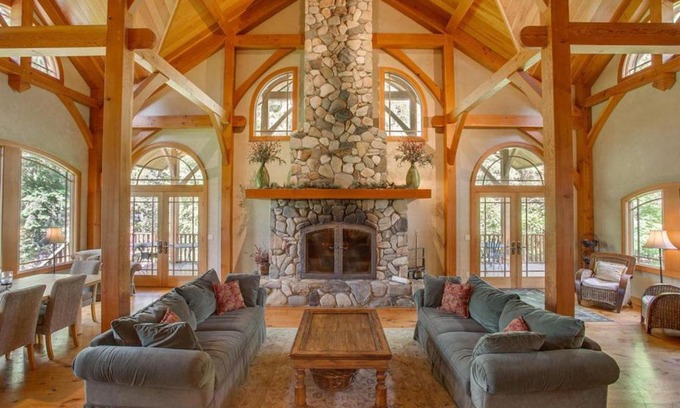 Leavenworth Ski Chalet | Snowgrass Lodge - River, Mountain Views & Hot tub