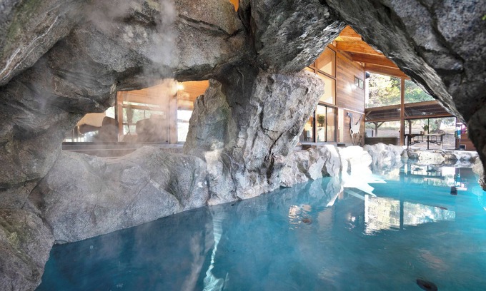 Apple Hill House | Snowline Lodge with Indoor Pool, Pickleball, Hot Tub and Disc Golf!