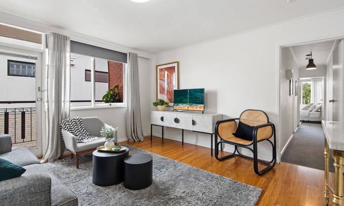 Ascot Vale Apartment | Snug 2-Bed in an Unbeatable Location