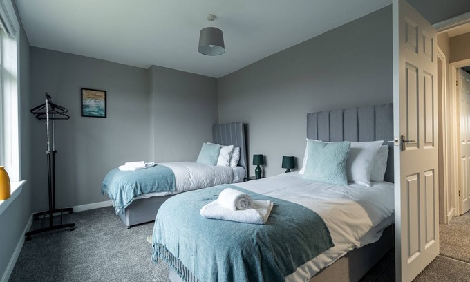 Grangemouth House | Snug Modern Home in Grangemouth